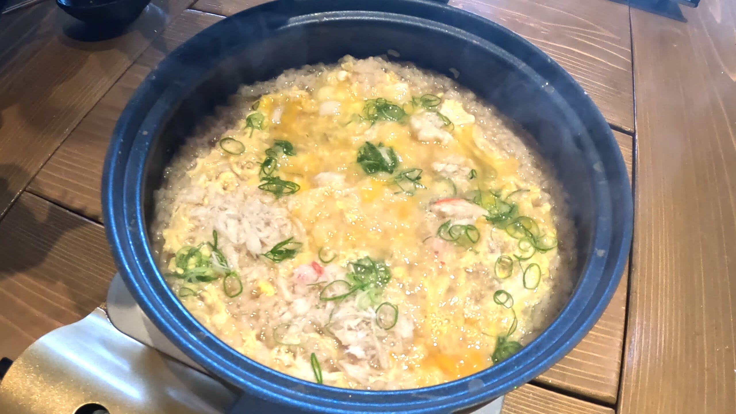 ほぐした身の上に蟹味噌をのせた〆のカニ飯