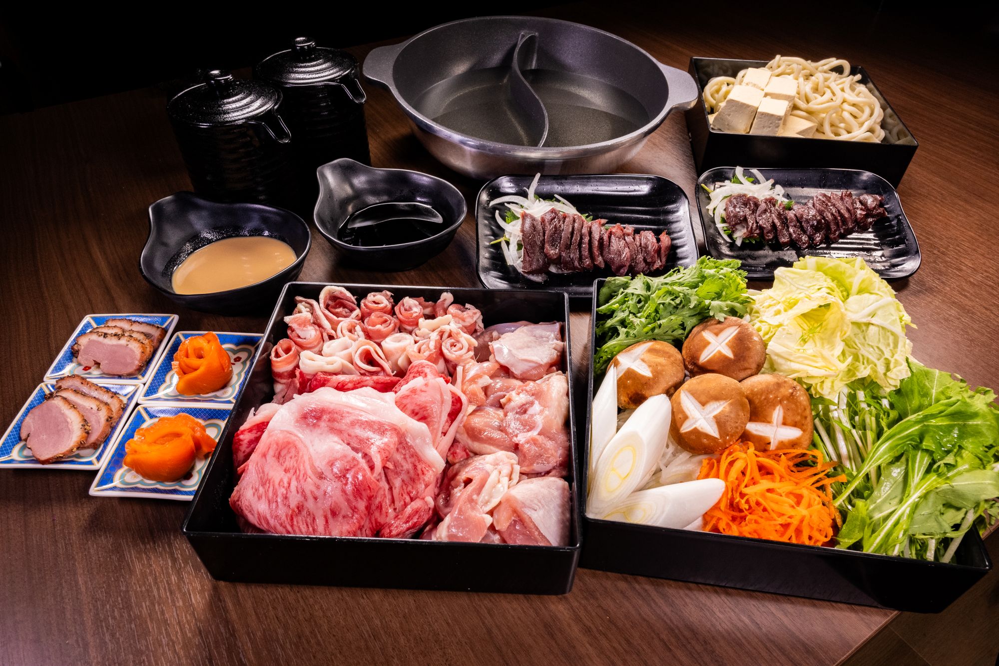 甲州牛や富士桜ポークを並べたしゃぶしゃぶの食卓