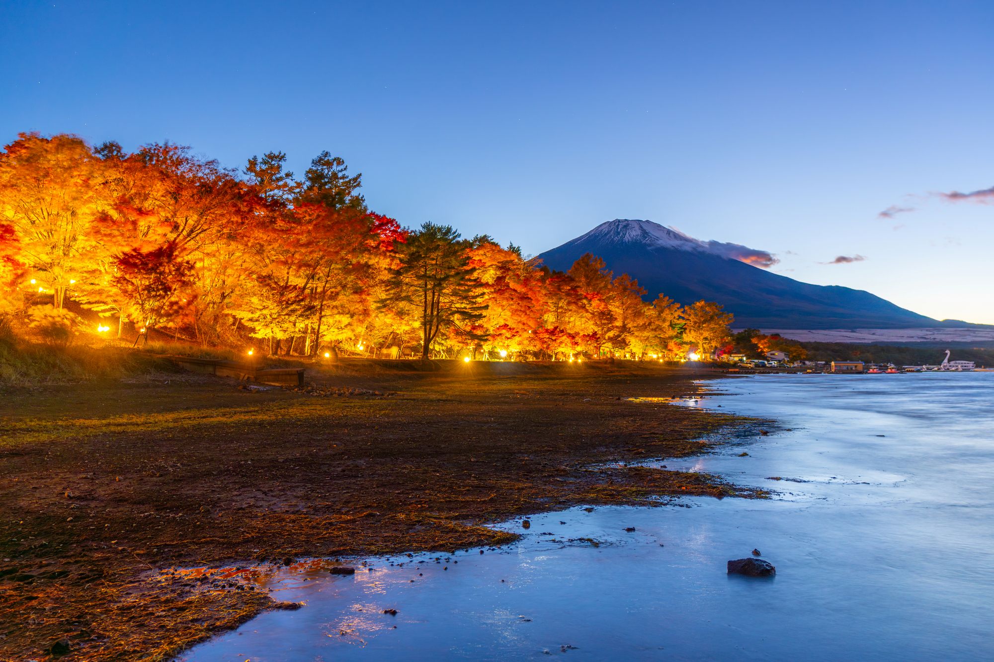 山中湖 夕焼けの渚の紅葉