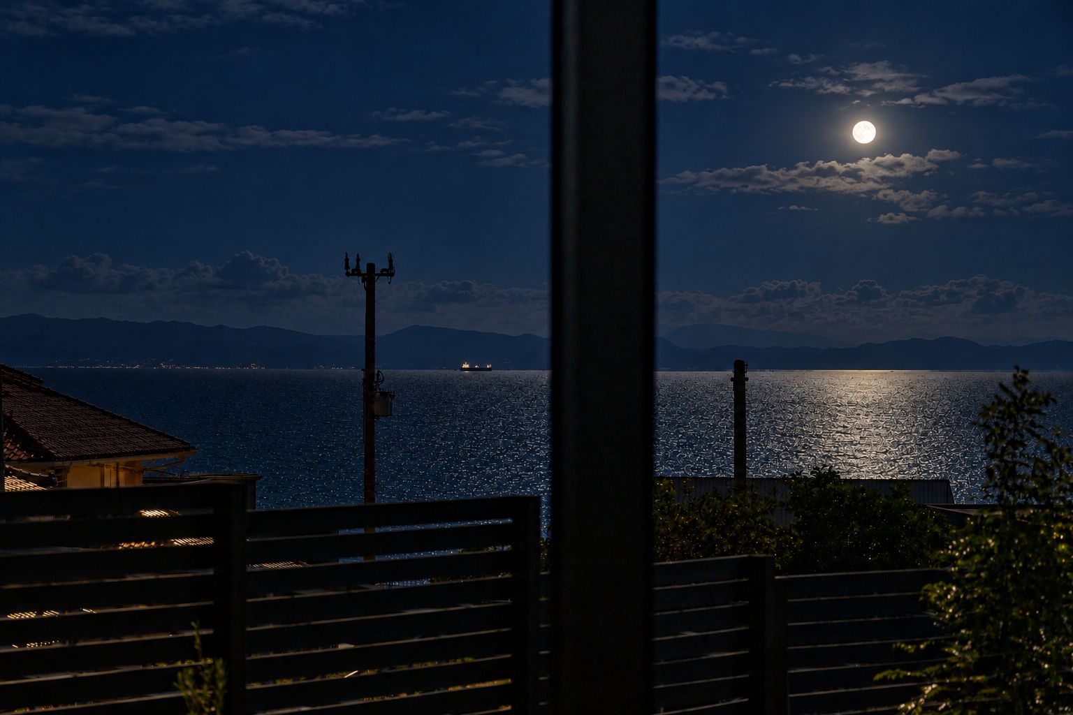 月あかりの海を望む夜のデッキ