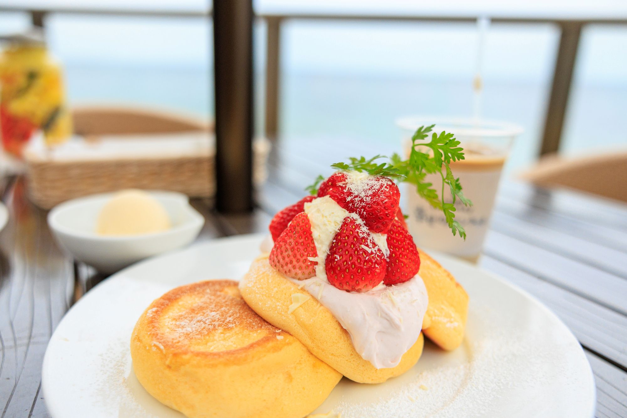 テラス席で味わういちごのパンケーキ