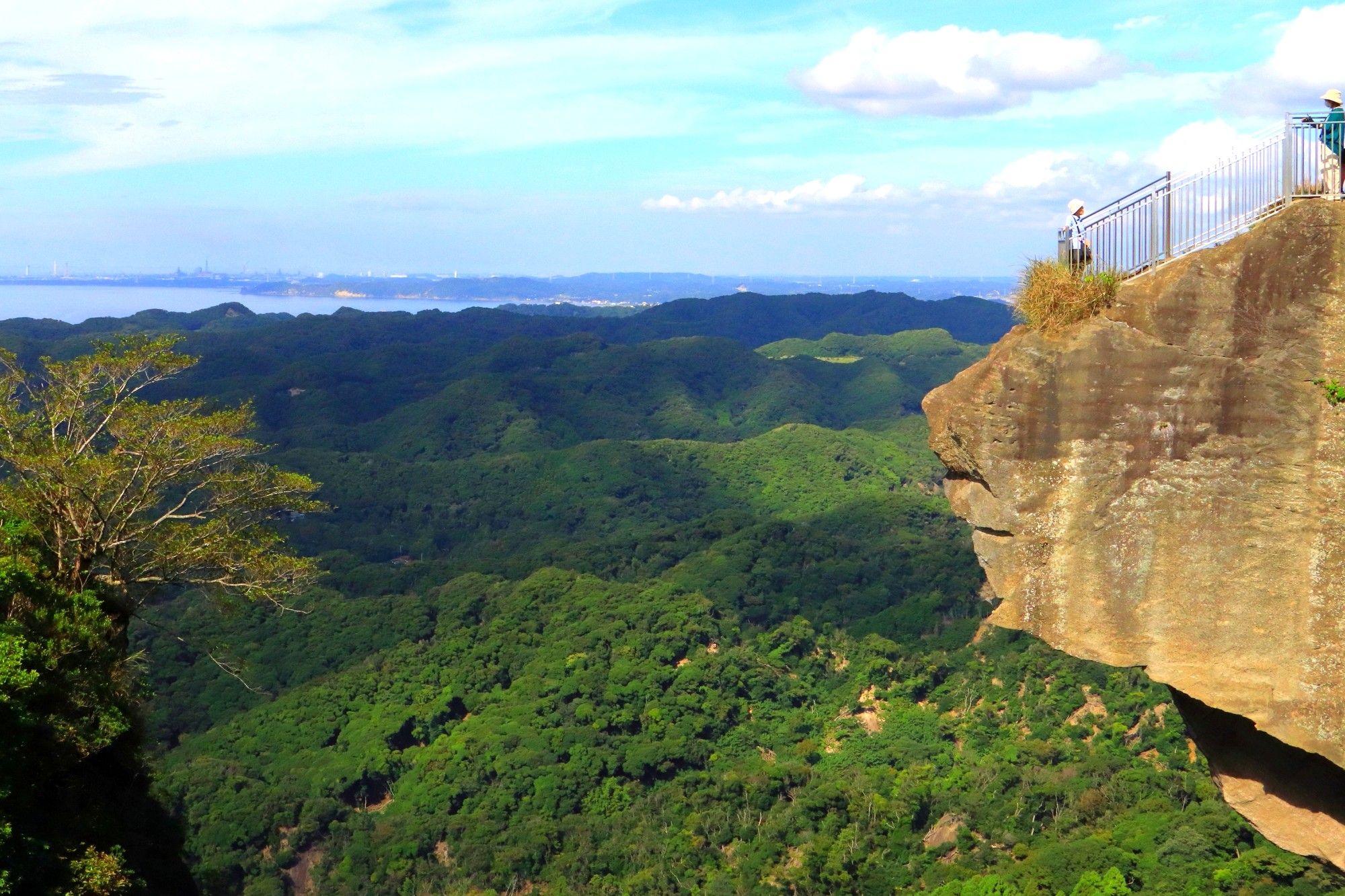 鋸山の岩壁と東京湾の眺め